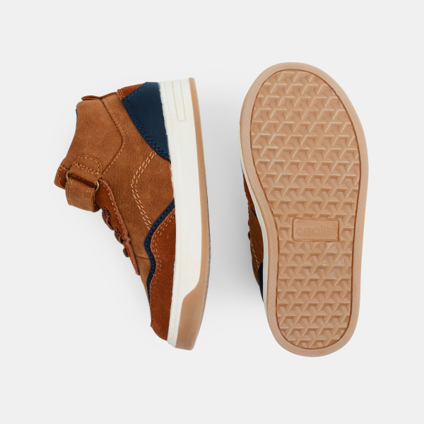 حذاء رياضي باللون البني، عالي الرقبة وبشريط سكرتش، للصبيان الصغار